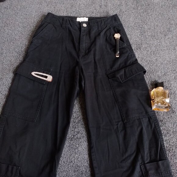 ✨ H&M Black Cargo Pants ✨ - Picture 1 of 9